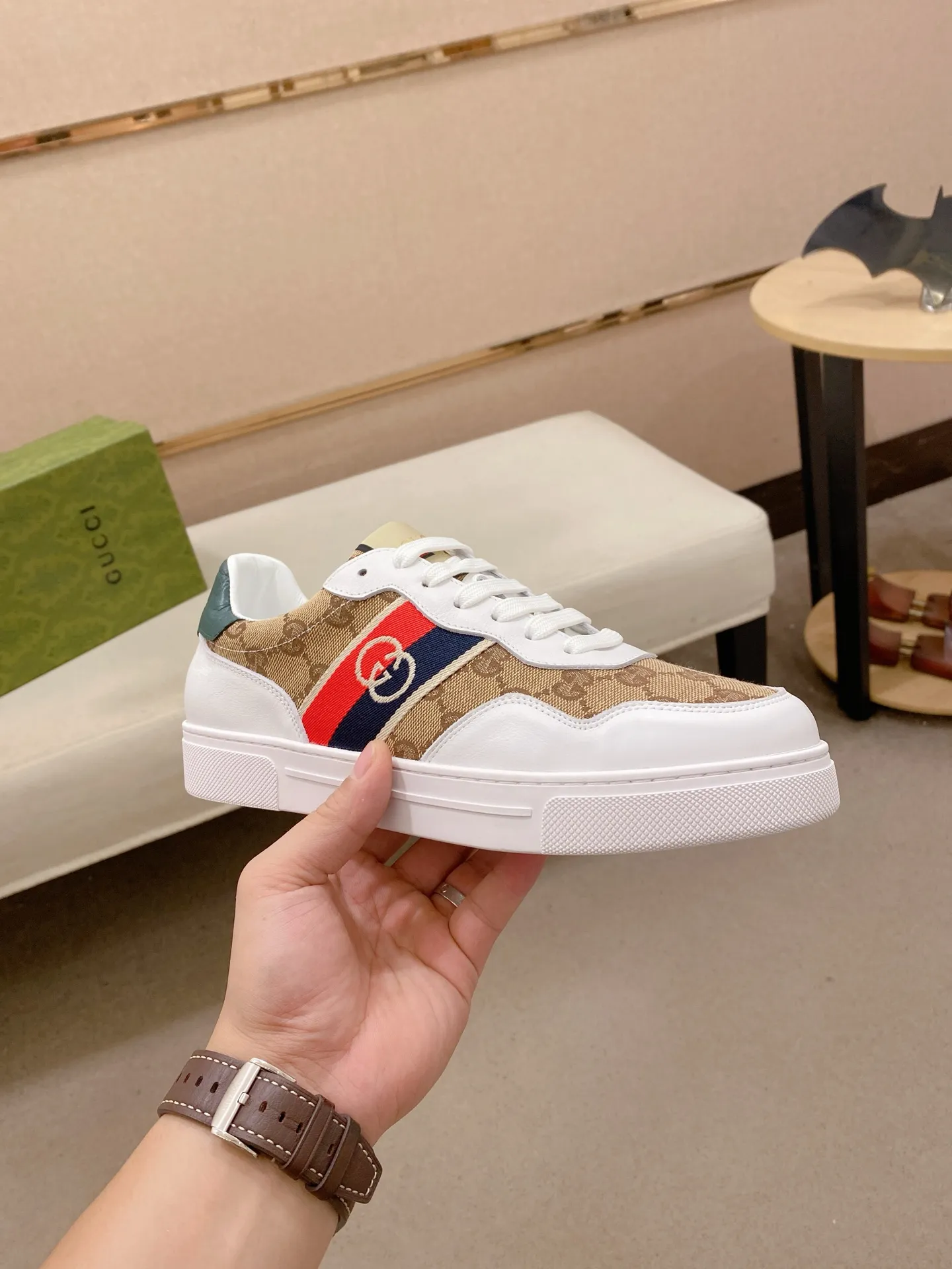 Factory price: 400💰 (GUCCI) The latest model from the official website 🎁🎁Casual and fashionable men's shoes👟, hot style💥The version is simple and elegant, exclusive for trendy men. Unique latest brand elements from the official website👑Original decoration, fashionable and generous, the fabric is original cowhide ✅Sheepskin lining, the official website specifies wear-resistant casual outsole, the classic model is taken in kind at the counter🎬38-44 (45 is not returned or exchanged when customized)